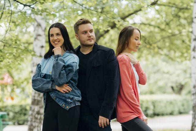 smiling-friends-standing-group-park (1)